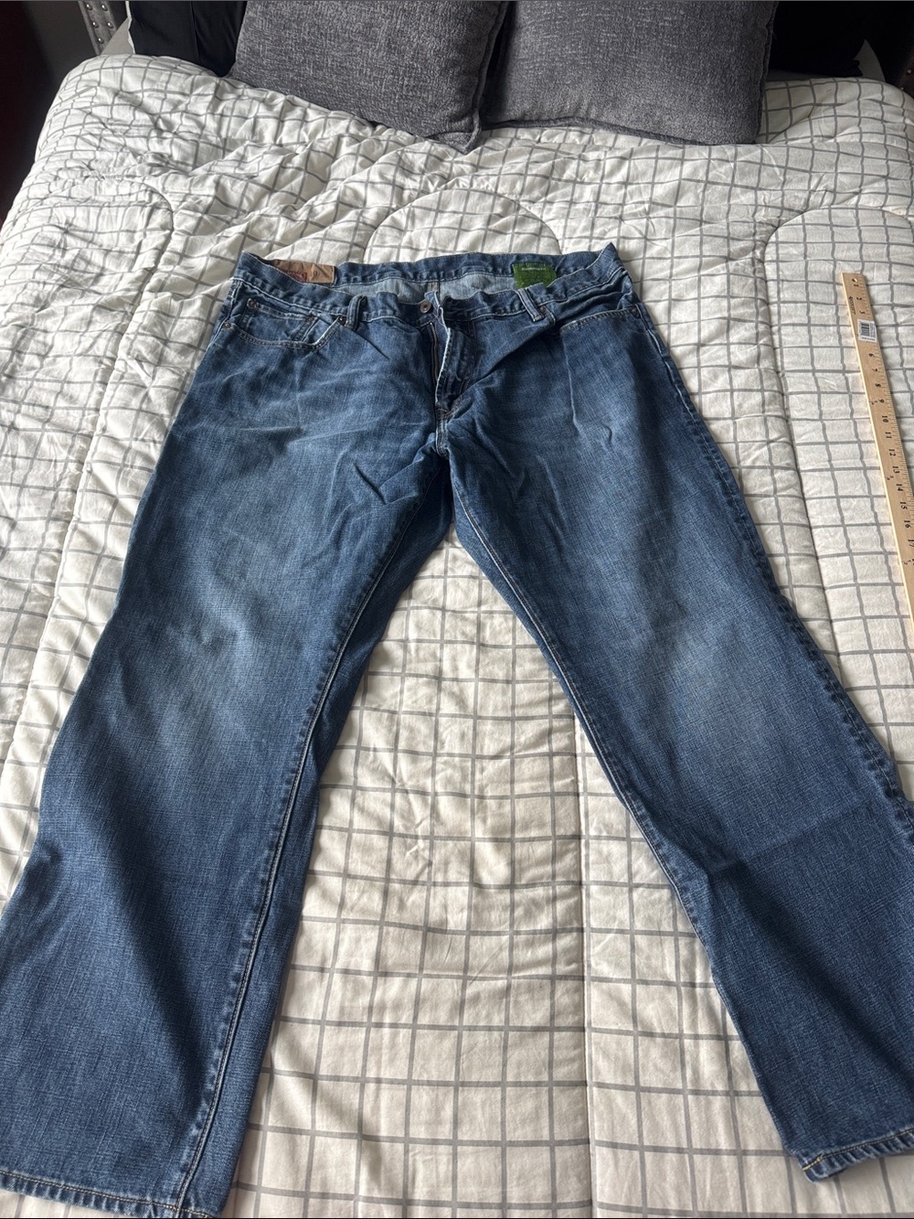 Relaxed Fit Men's Denim Jeans in Washed Blue 40x 30